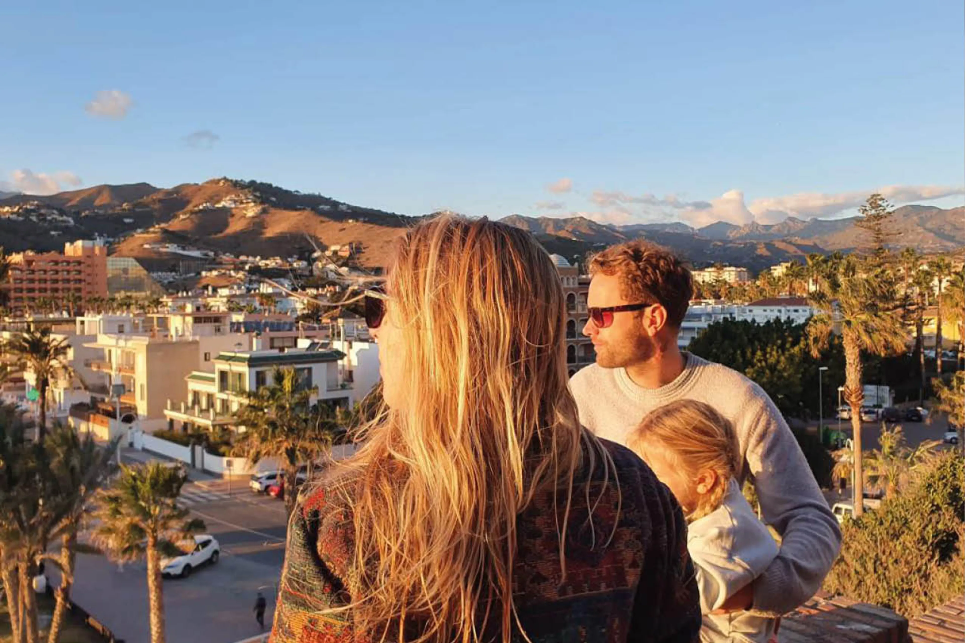 Mattanja, Jasper en hun dochter kijken op vakantie de zonsondergang